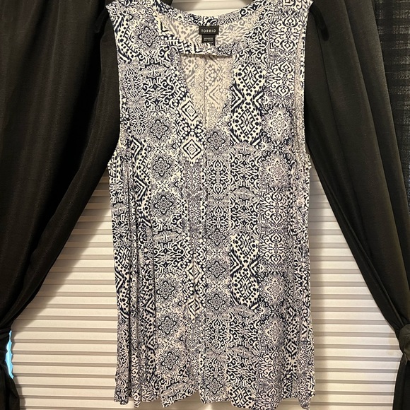 TORRID IKAT PRINT KEYHOLE NECK TANK TOP 1X - Picture 3 of 4
